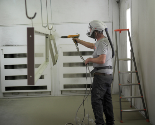 Nos techniciens effectuent le poudrage de cadre en acier